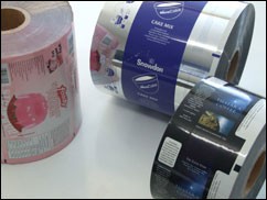 Filling and packing method of flexible packaging roll Filling and packing method of flexible packaging roll