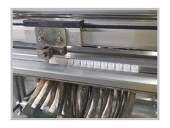What is the difference of pouch loading method of stand up pouch packaging machine between A and B?